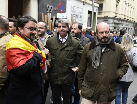El presidente de la Comunidad de Madrid, Ángel Garrido (c), asiste a la concentración convocada por el PP, Ciudadanos y Vox (EFE/Víctor Lerena)