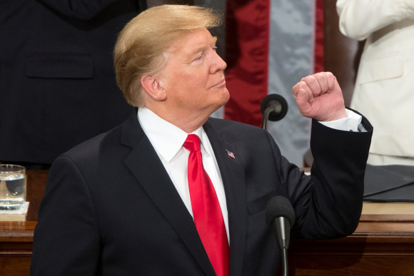 El presidente estadounidense Donald J. Trump (c) pronuncia su segundo discurso sobre el Estado de la Unión este martes, en el Capitolio en Washington