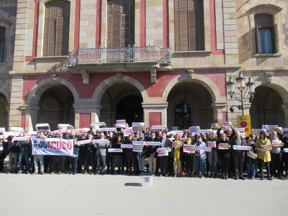 Trabajadores y diputados del Parlament protestan por el juicio al 1-O