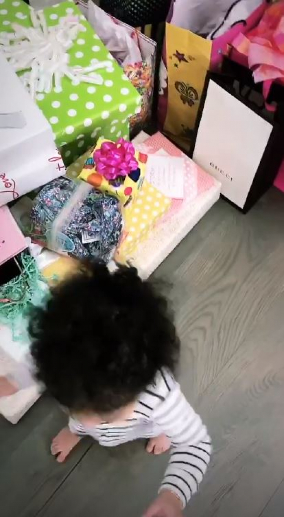 KYLIE JENNER -Kylie Jenner regala productos de Chanel y Gucci a su hija por  su primer cumpleaños
