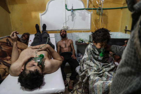 Varias personas reciben tratamiento médico tras un ataque con gas en la localidad de al-Shifunieh al este de Guta,