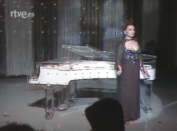 Sara Montial cantando sin pianista.