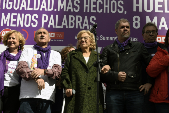La alcaldesa de Madrid, Manuela Carmena (c), junto a los secretarios generales, de UGT, Pepe Álvarez (2i), y de CCOO, Unai Sordo (2d), durante la concentración convocada por los sindicatos en la Plaza de Cibeles de Madrid