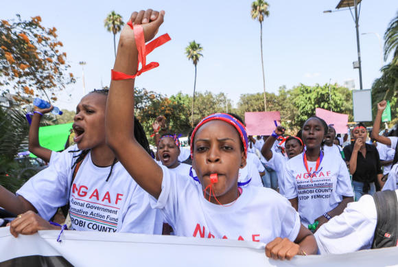 Mujeres kenianas participan en una protesta contra el feminicidio durante la celebración del Día Internacional de la Mujer