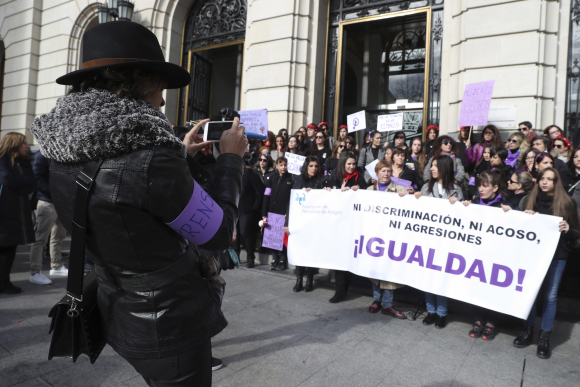Unas doscientas comunicadoras se han concentrado en la Plaza de España de Zaragoza para reivindicar la igualdad real