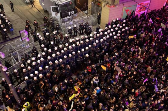 Miles de mujeres participan en la marcha con motivo del Día Internacional de la Mujer mientras la policía bloquea las carreteras adyacentes para impedirles el paso, este viernes en Estambul (Turquía). EFE/ Sedat Suna