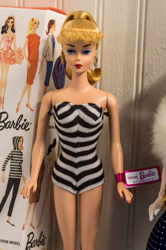 una muñeca Barbie original que forma parte de la exposición "The Art of Barbie"