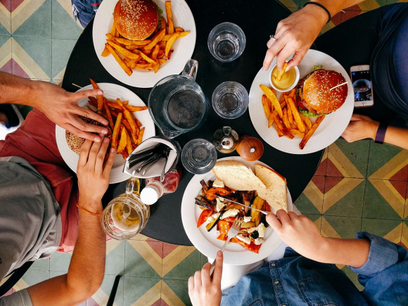 Salir a comer con los compañeros refuerza el espíritu de equipo. / Pixabay