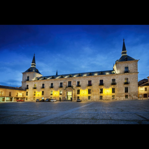 Vista nocturna de la fachada del Palacio Ducal de Lerma © Paradores