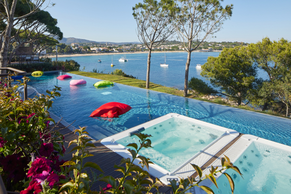 La piscina infinita de Sea Club © Alàbriga Hotel & Home Suites
