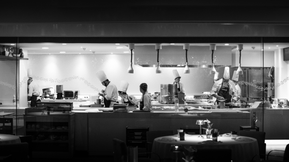 La cocina vista de Dani García Restaurante © Charly Simon