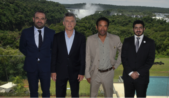Alí Albwardy (con pantalón claro) rodeado del presidente Macri y el CEO de Meliá, Gabriel Escarrer.