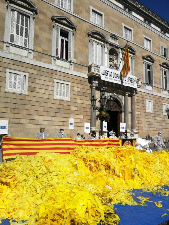 Los lazos frente a la sede de la Generalitat (@SGMARESME)