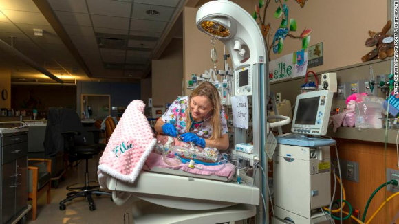 Lewis cuida a un bebé en el hospital McLane Children's. (CNN)