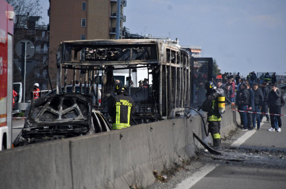 Incendia un autobús en Italia