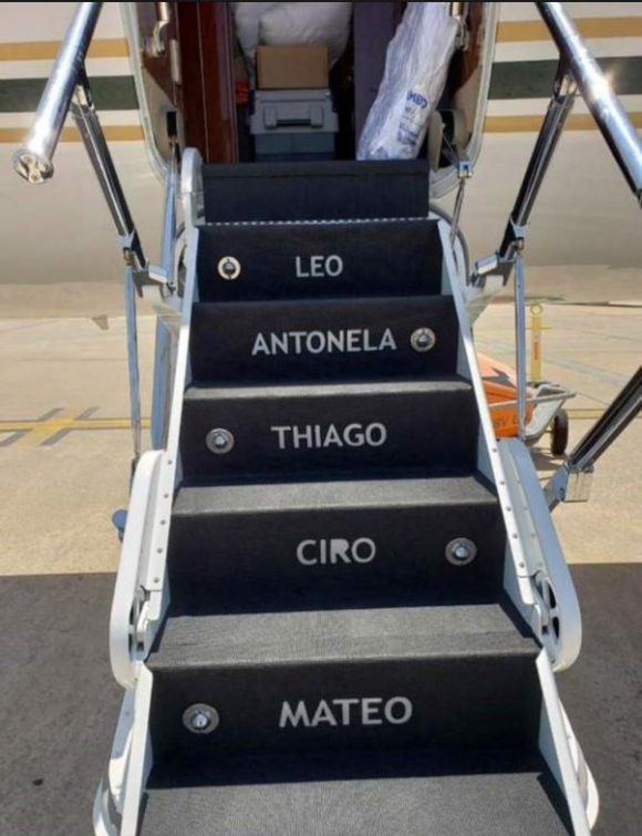 Detalle del avión de Messi personalizado.