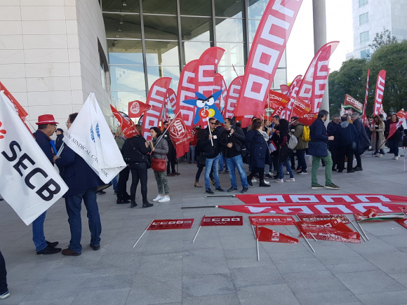 Manifestantes ante el Palacio de Congresos de Valencia, donde se celebra la Junta General de Accionistas 2019 de CaixaBank
