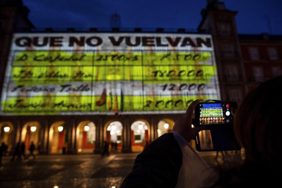 Proyectan imágenes de los "papeles de Bárcenas" en la Plaza Mayor de Madrid