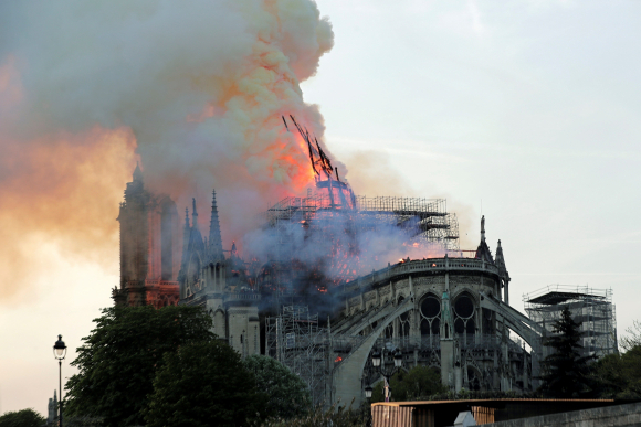 La aguja central de la catedral de Notre Dame cae durante un incendio