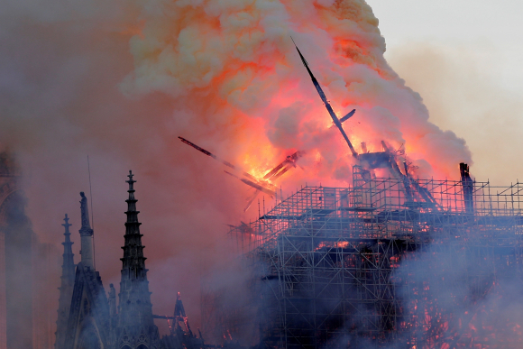 La torre central no ha soportado el fuerte incendio en Notre Dame