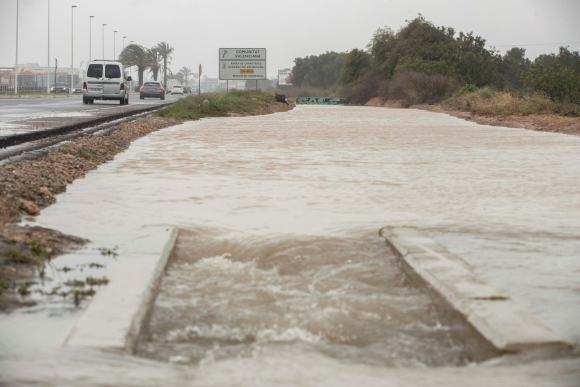 Carretera CV-905 que une Torrevieja con Benijofar afectada por las fuertes lluvias caídas en la últimas horas. /EFE