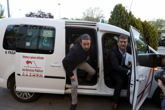 Pablo Iglesias llega en taxi al debate de Atresmedia