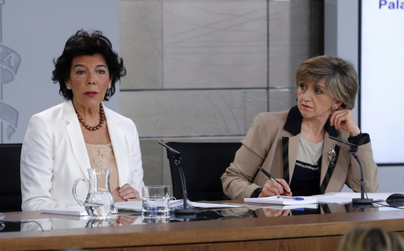 La portavoz del Gobierno y ministra de Educación, Isabel Celaá, y la ministra de Sanidad, María Luisa Carcedo (d), durante la rueda de prensa posterior al Consejo de Ministros