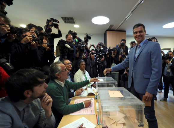 El presidente del gobierno Pedro Sánchez ha votado en un colegio de la localidad madrileña de Pozuelo de Alarcón.