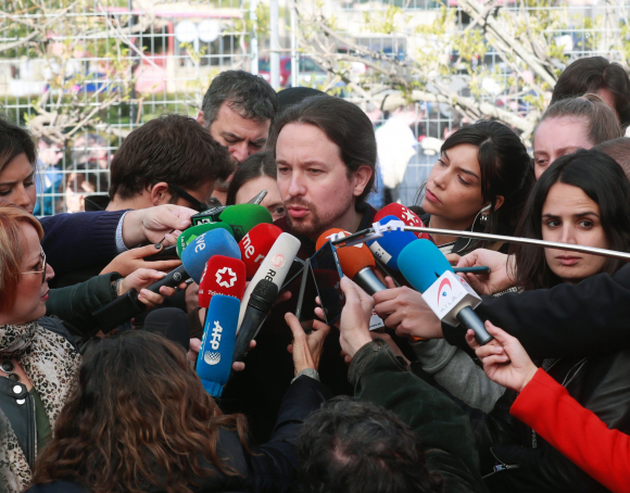 El lider de Podemos, Pablo Iglesias, contesta a las preguntas de los periodistas tras votar.