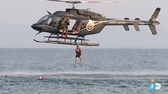 Isabel Pantoja saltando desde el helicóptero