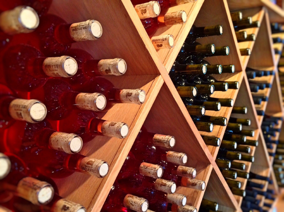 Vinos apilados en una vinoteca