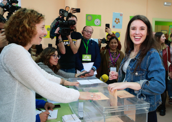 Irene Montero, número 2 de Unidas Podemos por Madrid, vota en la mesa electoral del colegio Público de La Navata. /EFE/Ángel Díaz