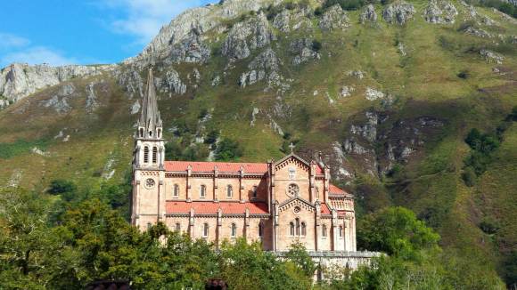 Vista lateral de la basílica de Covadonga, en Picos de Europa - Pixabay