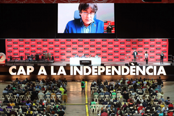 Intervención telemática de Carles Puigdemont durante la Asamblea General Ordinaria de la ANC en Tarragona. EFE/Jaume Sellart