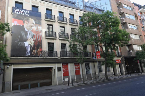 El PSOE ha desplegado en la fachada de la sede de Ferraz, en Madrid, una gran lona con una foto de Alfredo Pérez Rubalcaba sonriente. /PSOE