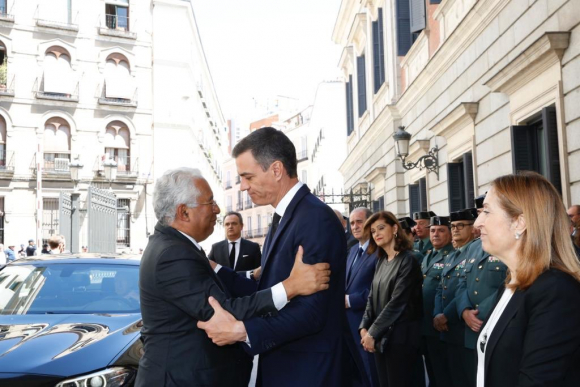 Costa ha sido recibido por el presidente del Gobierno, Pedro Sánchez, en el patio del Congreso. /PSOE