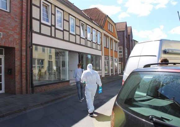 Agentes de policía caminan hacia un edificio, este lunes en Wittingen (Alemania).