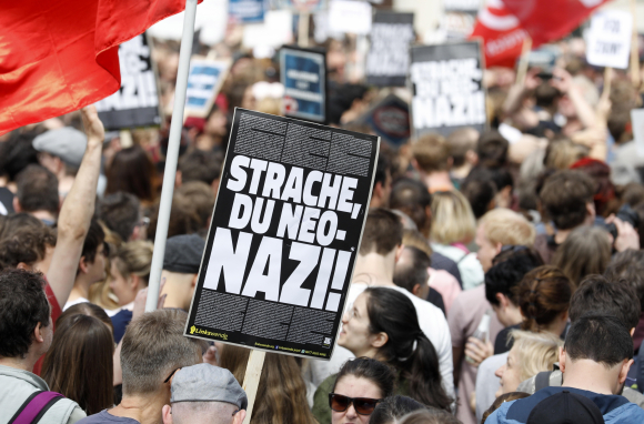 "Strache es un neonazi", reza una pancarta de protesta en Viena. /EFE