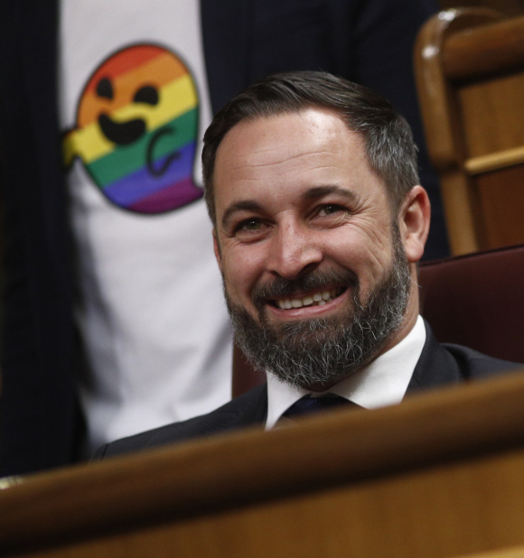 Diputados del PSOE se visten con el 'fantasma gay' de Vox en la constitución del Congreso