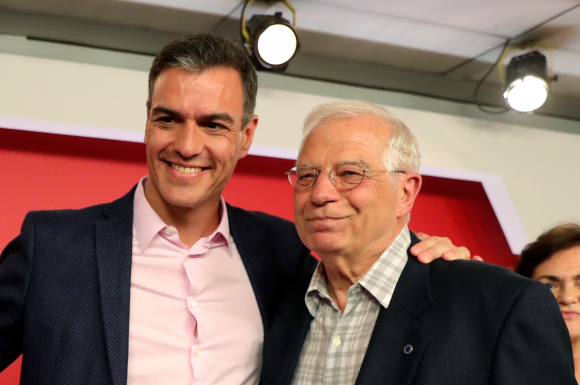 El presidente del Gobierno en funciones, Pedro Sánchez, y el candidato socialista a las elecciones europeas, Josep Borrell