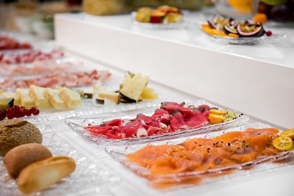 Salmón, jamón y queso en el buffet del NH Collection Eurobuilding