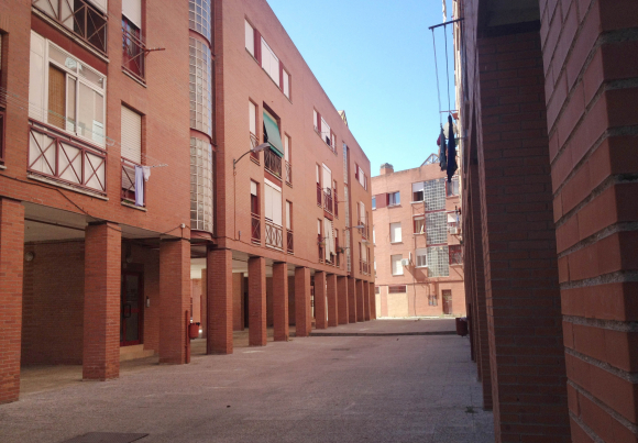 Soportales del bloque de viviendas del tiroteo de Aranjuez