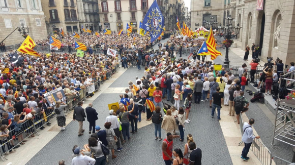 Concentración ante el Ayuntamiento de Barcelona por la constitución del consistorio. /Europa Press
