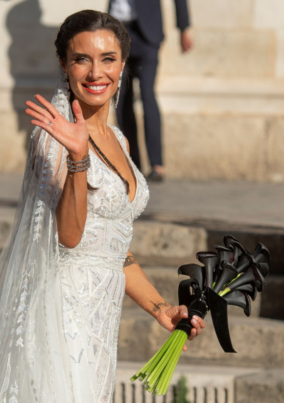 Pilar Rubio de novia con su ramo de calas negras