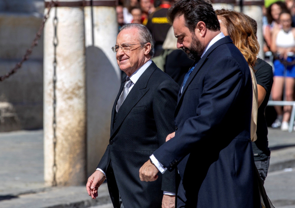 El presidente del Real Madrid, Florentino Pérez (i), a su llegada a la Catedral de Sevilla. /EFE