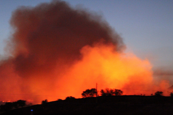 Vista de las llamas producidas por incendio forestal en la localidad toledana de Almorox. EFE / Ángeles Visdómine
