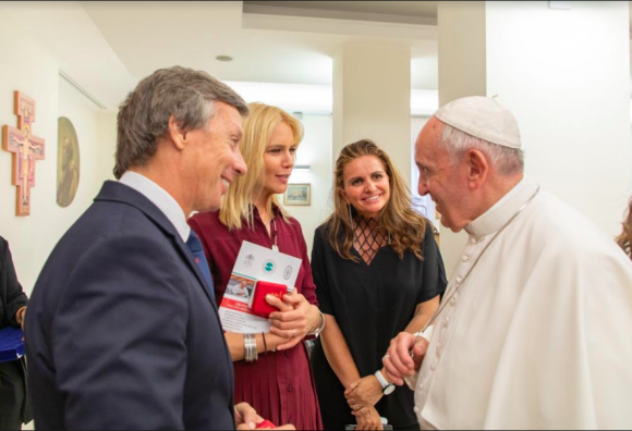 El Papa Francisco con Sandra García-Sanjuán y Valeria Mazza con su esposo.