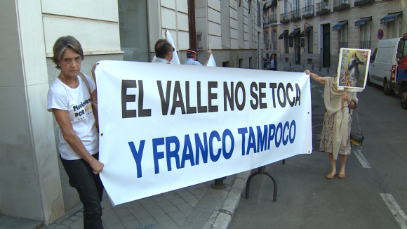 Concentración contra la exhumación de los restos de Franco