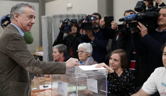 El lehendakari, Iñigo Urkullu, deposita su voto para las elecciones generales del 28 de abril, en un colegio de la localidad vizcaína de Durango. EFE/LUIS TEJIDO