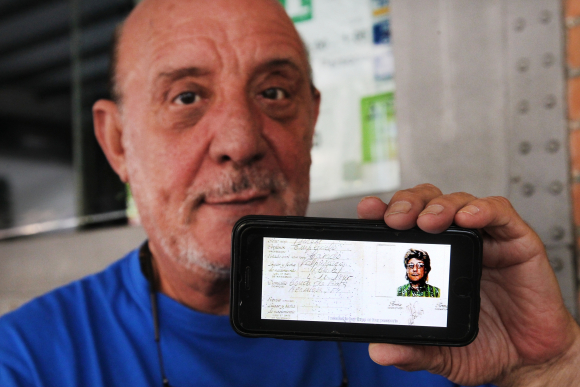 La foto del pasaporte falsificado, en un fotomatón